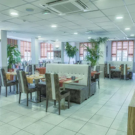 Kyriad Orange Centre 3*
